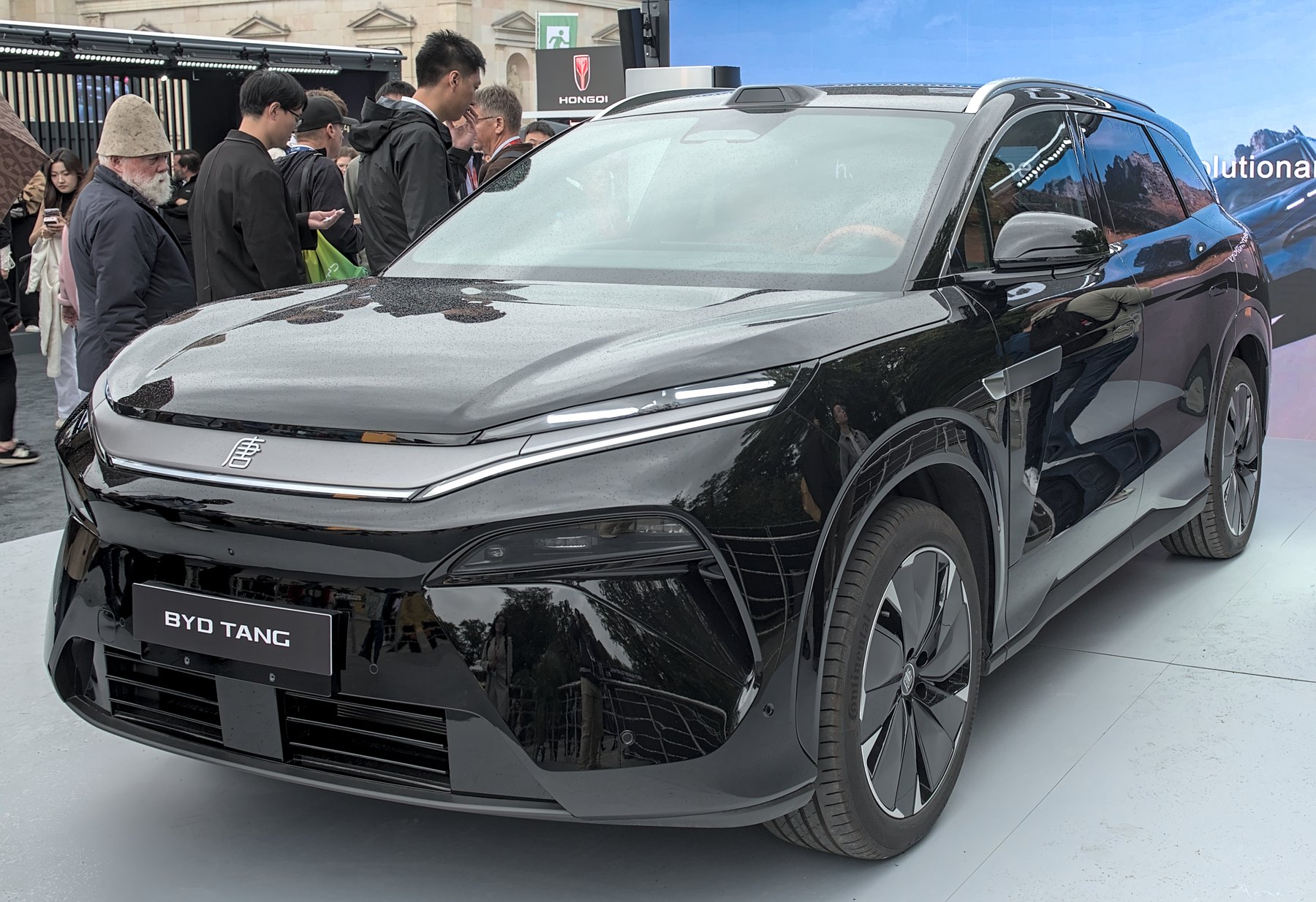 The same Tang L from the front at IAA Mobility 2025, a year before the European version was named. At 5,040mm long it is a very large thing by European standards — longer than a seven-seat Volvo EX90.