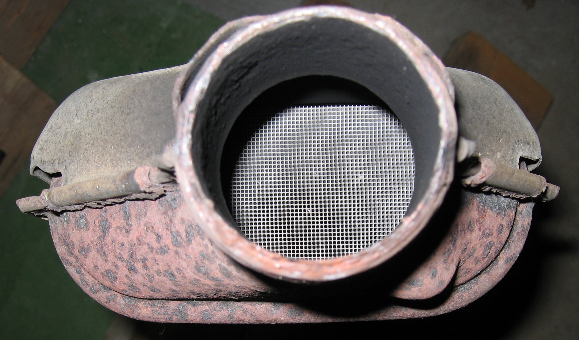 A Catalytic Converter Runs Two Opposite Reactions at Once, and Only Inside a Very Narrow Window