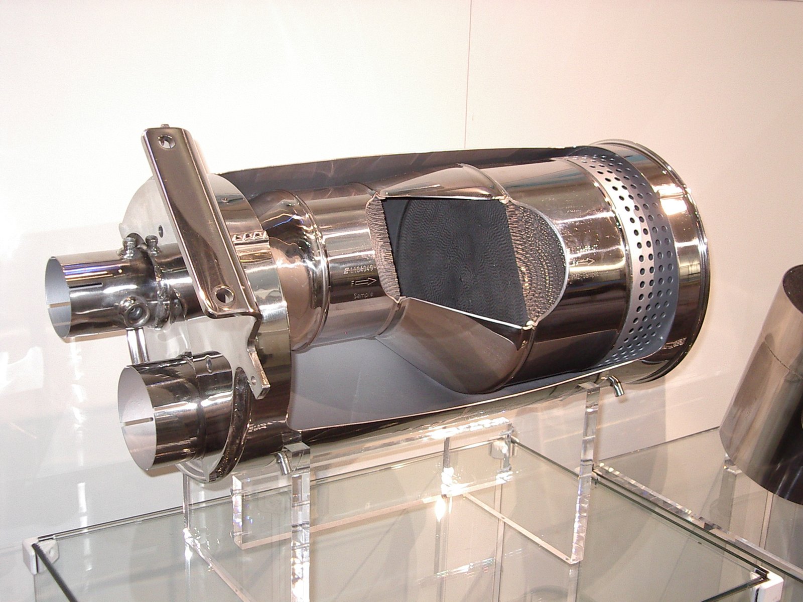 Diesel does it differently: a sectioned Emitec oxidation catalyst and PM-Metalit particulate filter for Euro V trucks, built around a metallic rather than ceramic substrate.