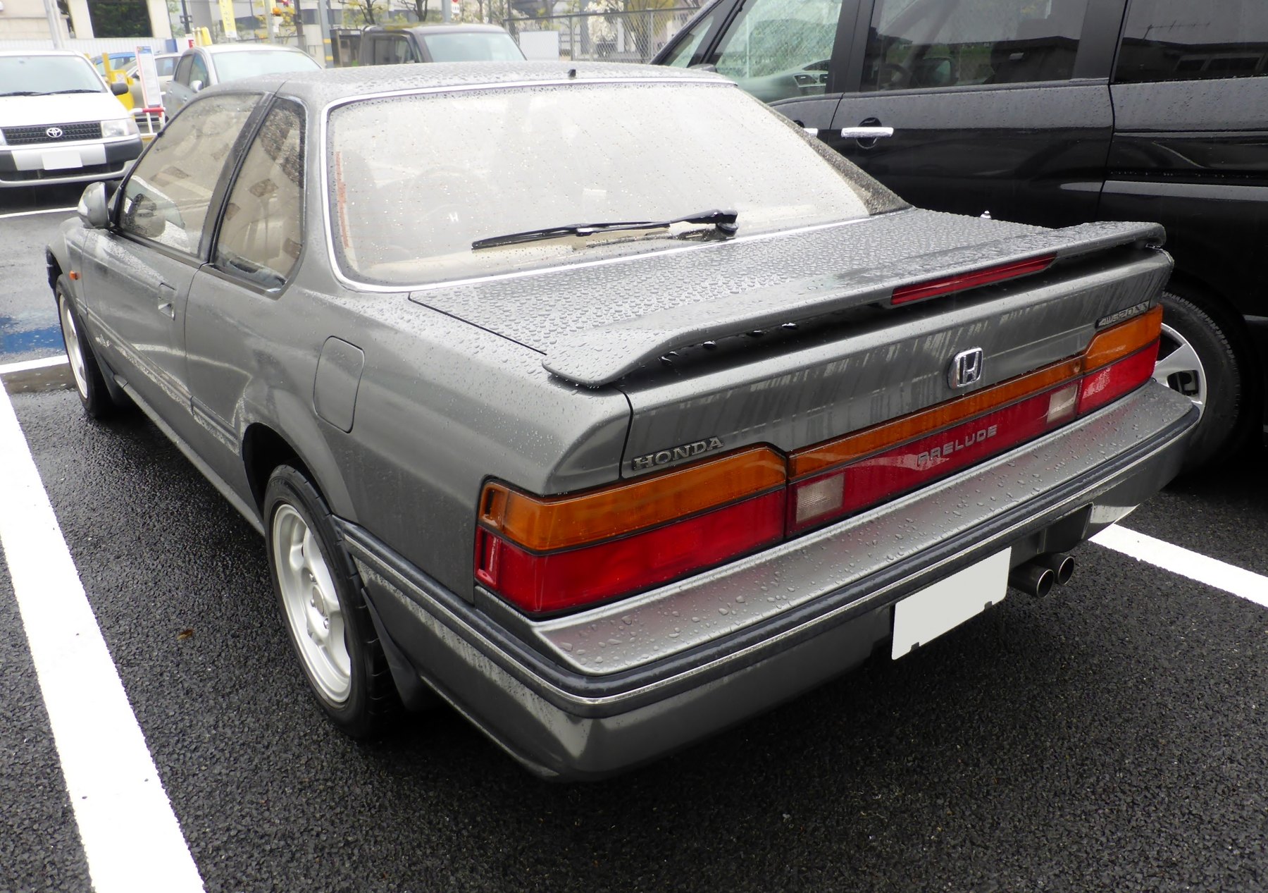 A Japanese-market BA5 Prelude 2.0XX, with the 4WS badge on the right-hand side of the tailgate. Honda announced the system in October 1986 and launched it on the Prelude the following year.