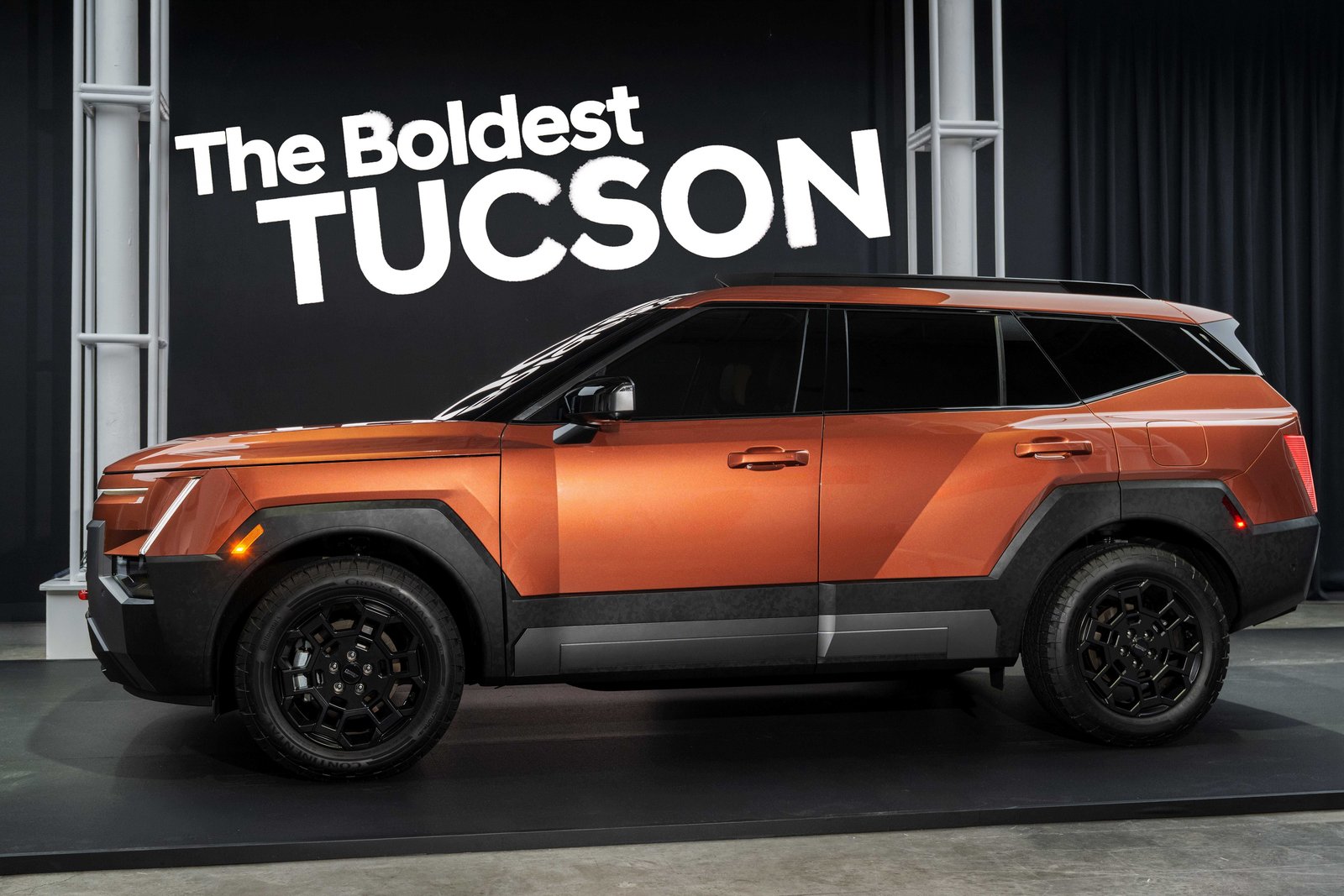 One of the rugged-trim cars on the New York stand, wearing the fascia-extending front cladding, extended black wheel-arch wraps and skid-plate treatment Hyundai describes for the XRT and XRT PRO.