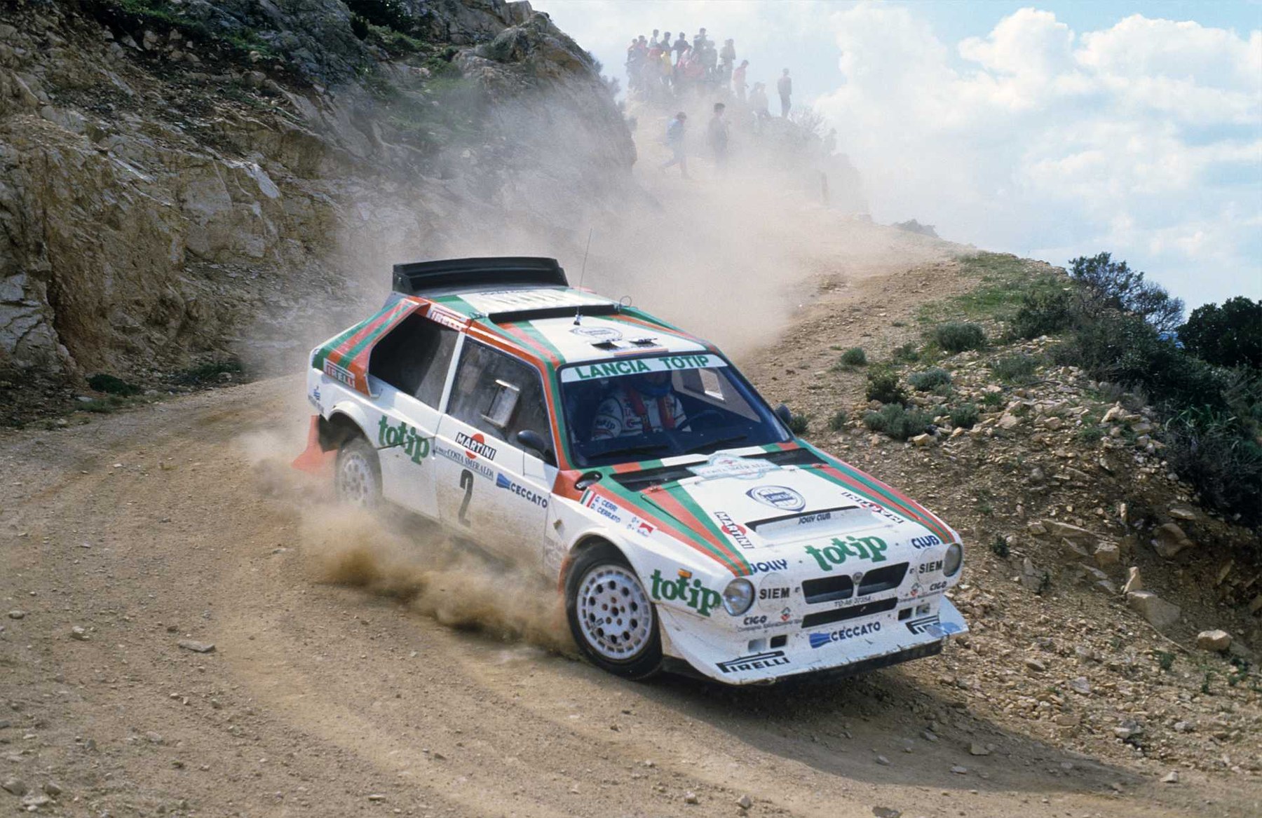 Chassis 208 on the gravel at Rally Costa Smeralda in April 1986, car number 2, Cerrato and Giuseppe Cerri aboard. Henri Toivonen won that rally by 36 seconds; two weeks later he was dead on the Tour de Corse.