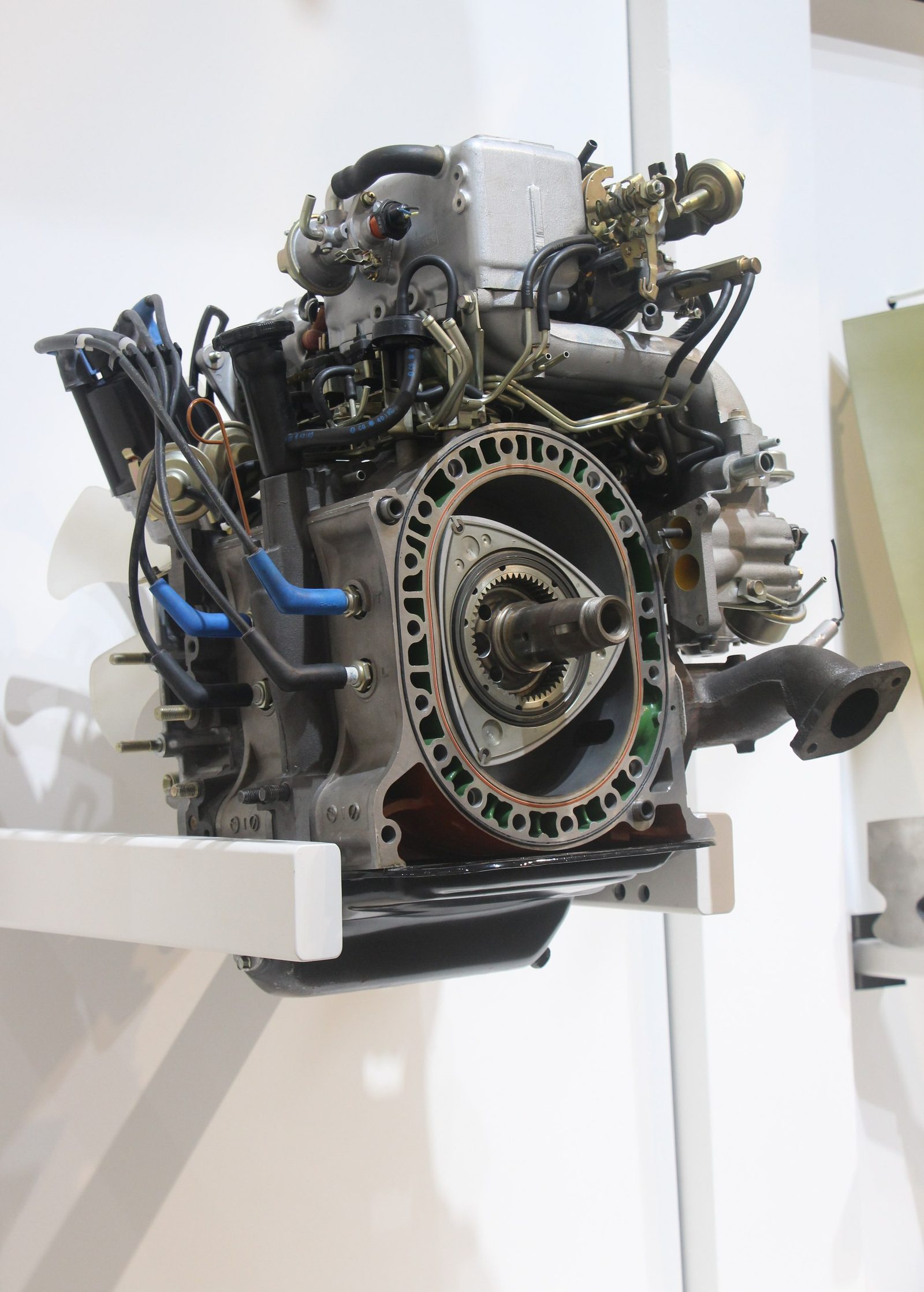 A Wankel Rotary Engine Has Two Moving Parts. A Piston Engine Has Dozens.