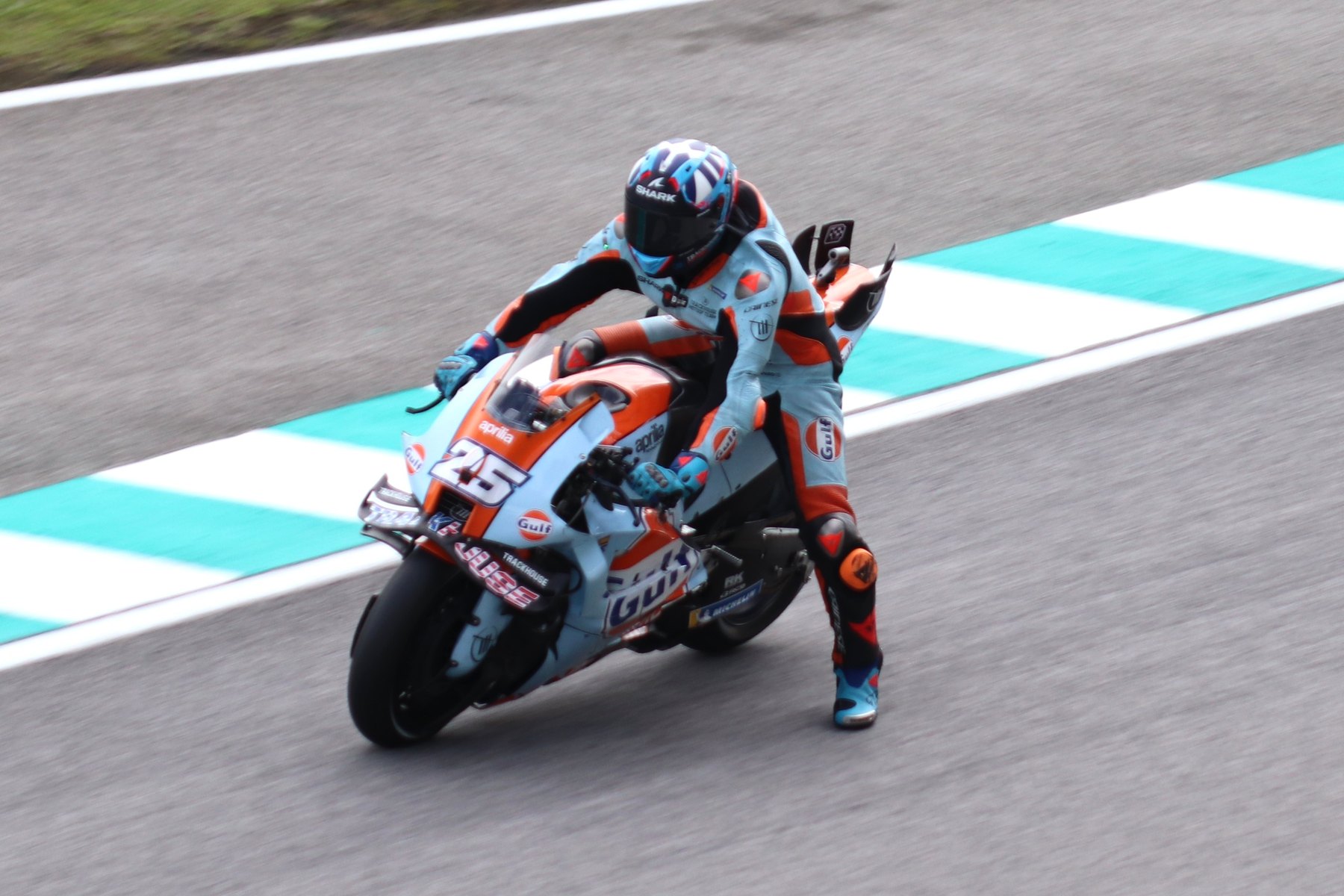 Raul Fernandez on the Gulf-liveried Trackhouse Aprilia. At Mandalika he took pole and led 18 laps with a fractured index finger on his right hand — his braking finger — and still finished second. Shown here at the 2025 Malaysian Grand Prix, not at Mandalika.