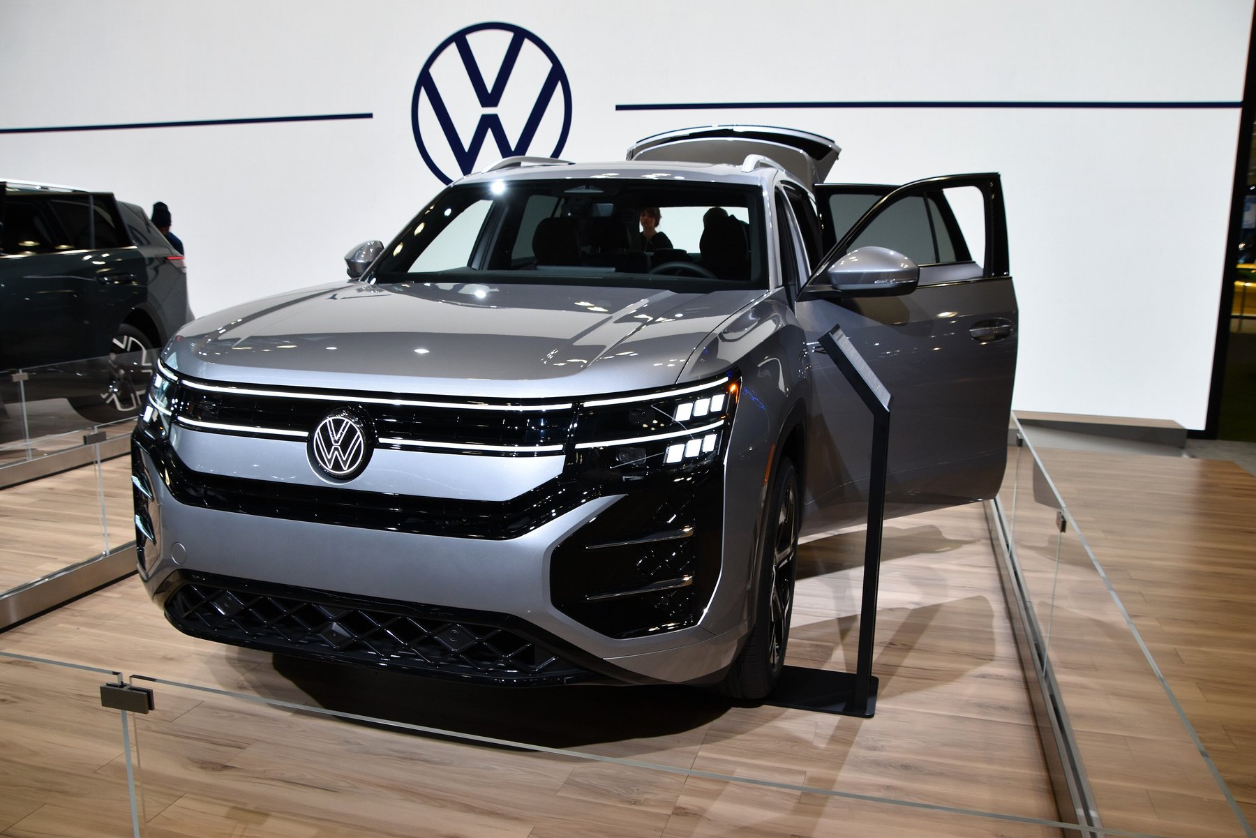Double-stacked headlight modules, a masked upper grille and an illuminated VW logo. The double lightline and lit badge are standard on everything above the base SE.