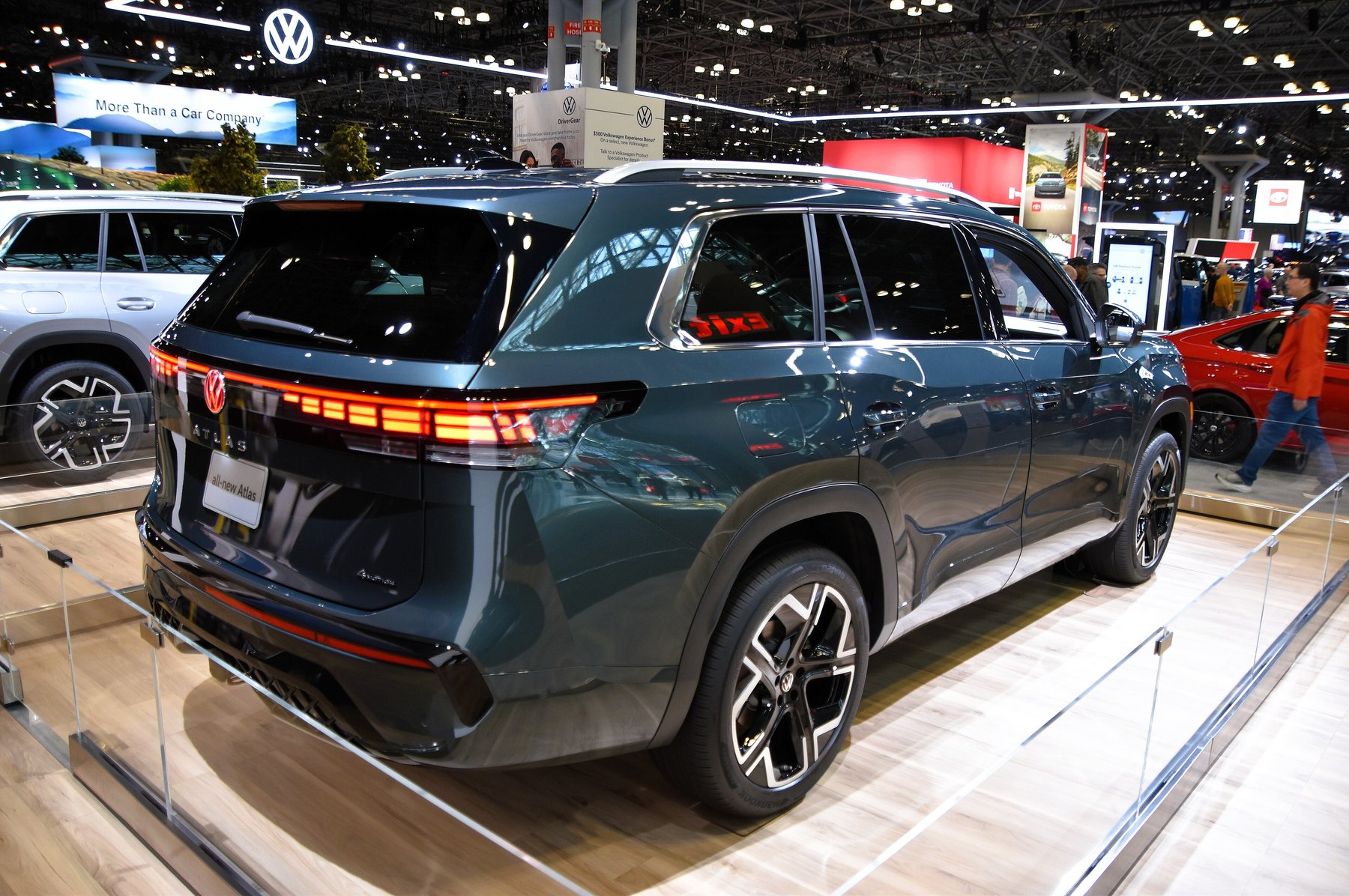 The cross-body taillight bar and flush tailgate are new for the second generation. Note the “all-new Atlas” placard on the show car and the 4Motion badge on the lower bumper.